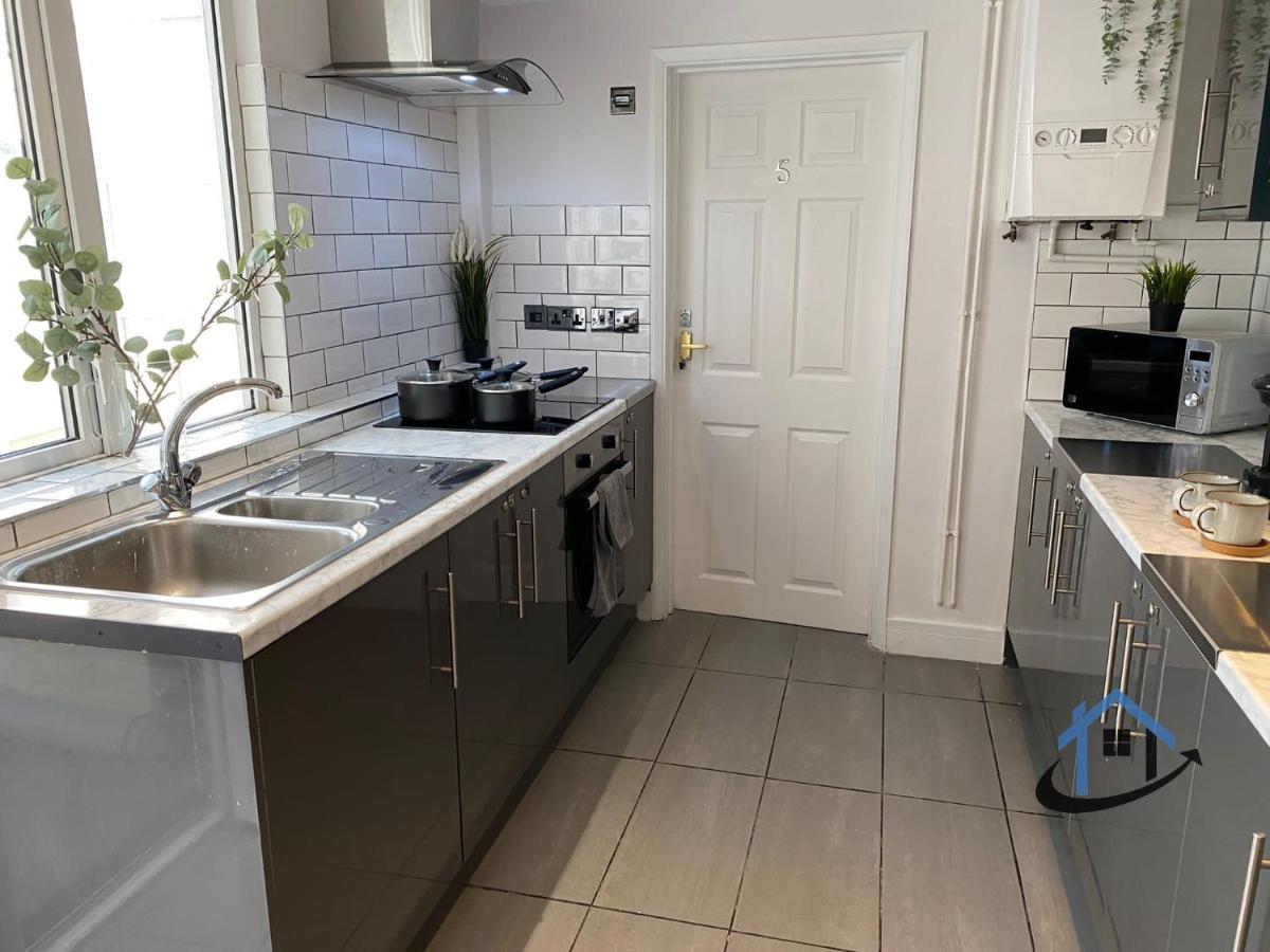 Acaster House, X4 Rooms With En-Suites X1 Room Private Bathroom, Street Parking, Close To Train Station Kettering Exterior photo