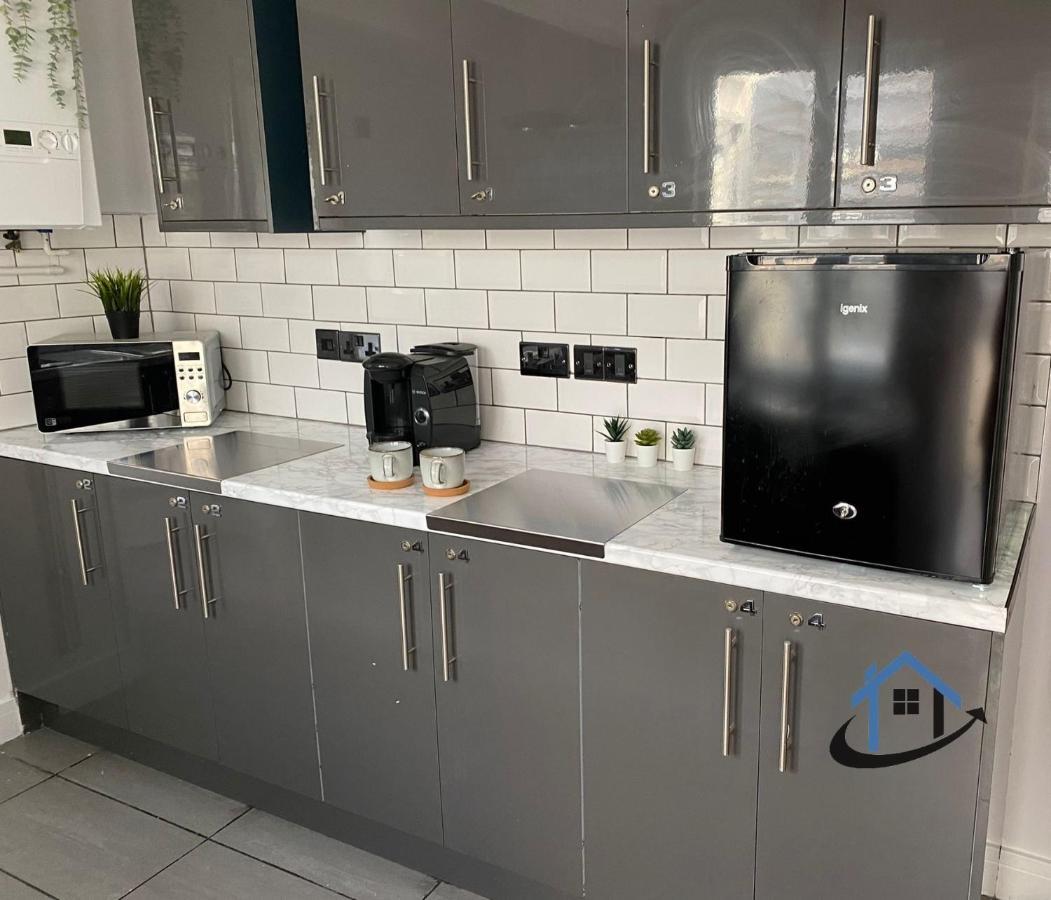 Acaster House, X4 Rooms With En-Suites X1 Room Private Bathroom, Street Parking, Close To Train Station Kettering Exterior photo